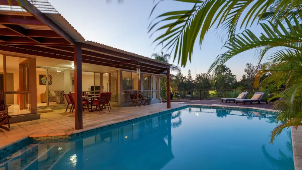 swimming pool cleaning service